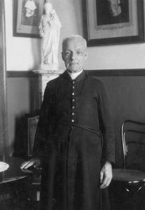 Saint frère André, c.s.c., devant une statue de saint Joseph. Vers 1930, photographe inconnu. Archives